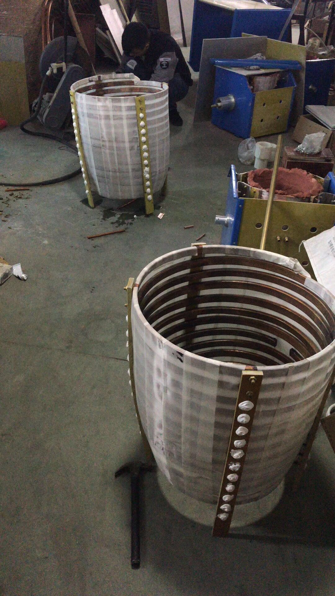 生產車間技工李師傅給廢銅熔煉爐脫胎換骨