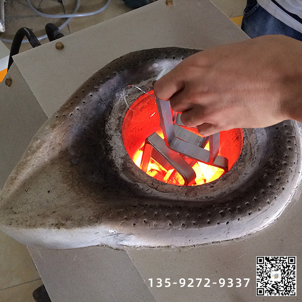 中頻爐在節(jié)約材料和生產(chǎn)成本有優(yōu)勢