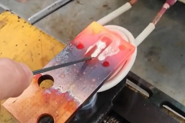 高頻感應(yīng)釬焊機(jī)過(guò)流指示燈報(bào)警怎么辦?