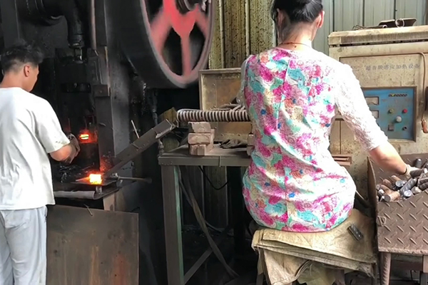 螺紋鋼筋通過超音頻感應(yīng)加熱設(shè)備加熱后沖床鍛壓成螺母坯型