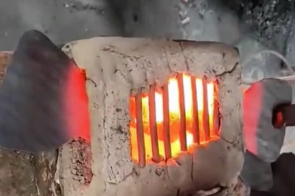 高頻加熱機對4毫米柴刀加熱鍛打