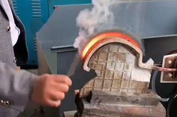 鐮刀超高頻淬火熱處理是一種通過超高頻感應加熱對鐮刀進行淬火處理的方法