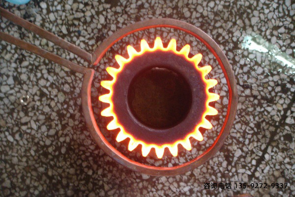 工程師及研發(fā)團(tuán)隊(duì)對(duì)大型齒輪淬火脫碳仿真分析