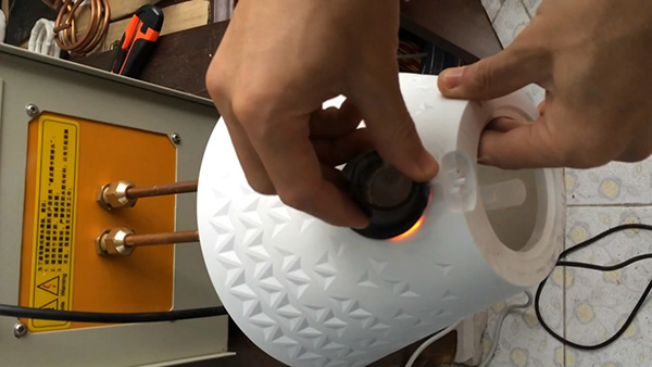 高頻加熱機(jī)對燈罩熔焊