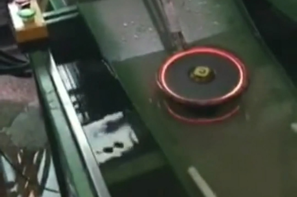 高頻淬火機(jī)床,齒輪淬火配合傳送帶水槽,加工效率提高適合批量