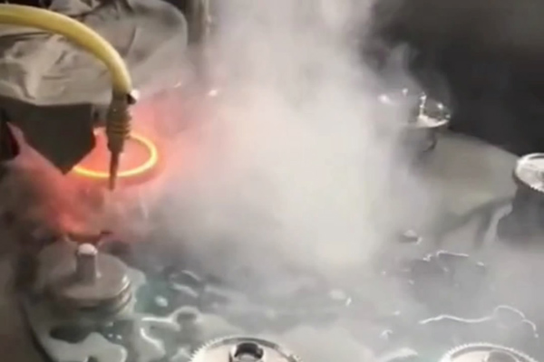 高頻淬火設(shè)備,自動(dòng)化齒輪鏈輪零件表面淬火機(jī)