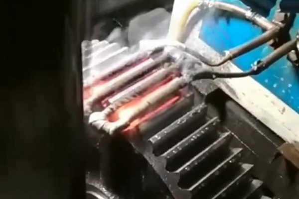 高頻加熱機(jī)對大尺寸齒輪旋轉(zhuǎn)單齒或幾個(gè)齒加熱淬火