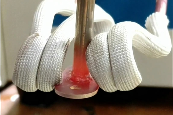 高頻感應(yīng)加熱機對銅管焊接,受熱均勻易操作控制