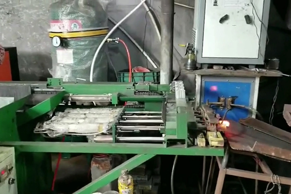 中頻透熱爐氣壓驅(qū)動自動送料加熱鍛造爐