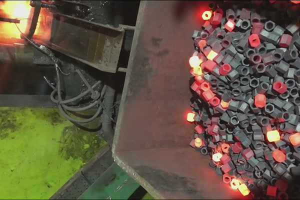 由鋼棒到螺母半成品生產(chǎn)過程,中頻鍛造爐在其中起到至關(guān)作用