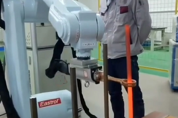 手持式感應加熱設備-配合機械手臂實現自動化加熱