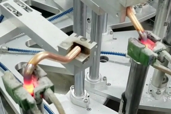 手持式高頻加熱機(jī)配合旋轉(zhuǎn)設(shè)備自動(dòng)化焊接銅管