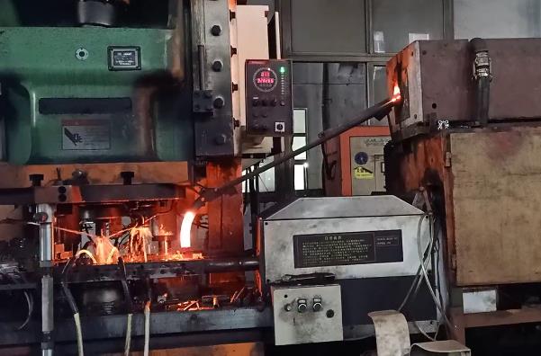 中頻鍛造爐車間實拍全自動螺帽鍛造設(shè)備