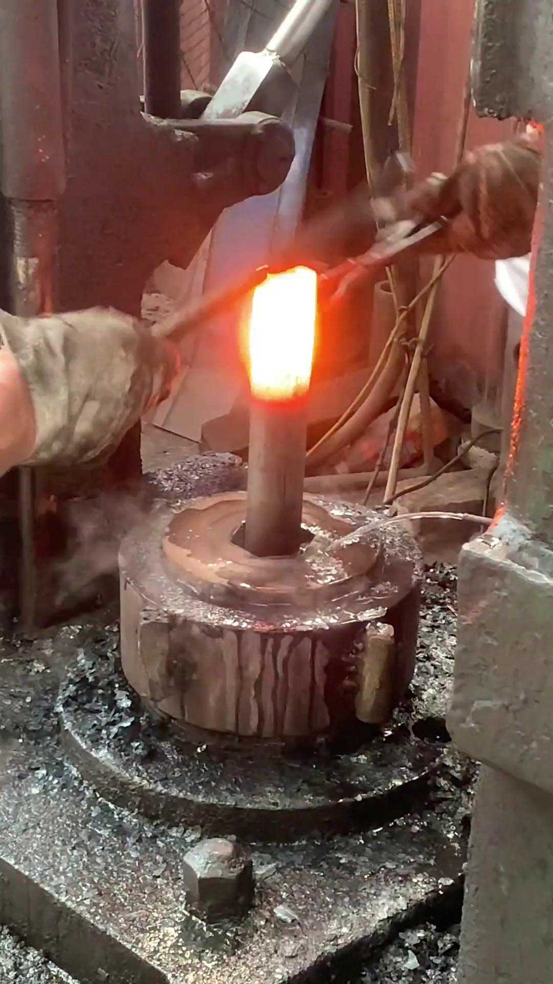 外六角鍛造過程-中頻感應加熱設備起到加熱毛坯棒料作用