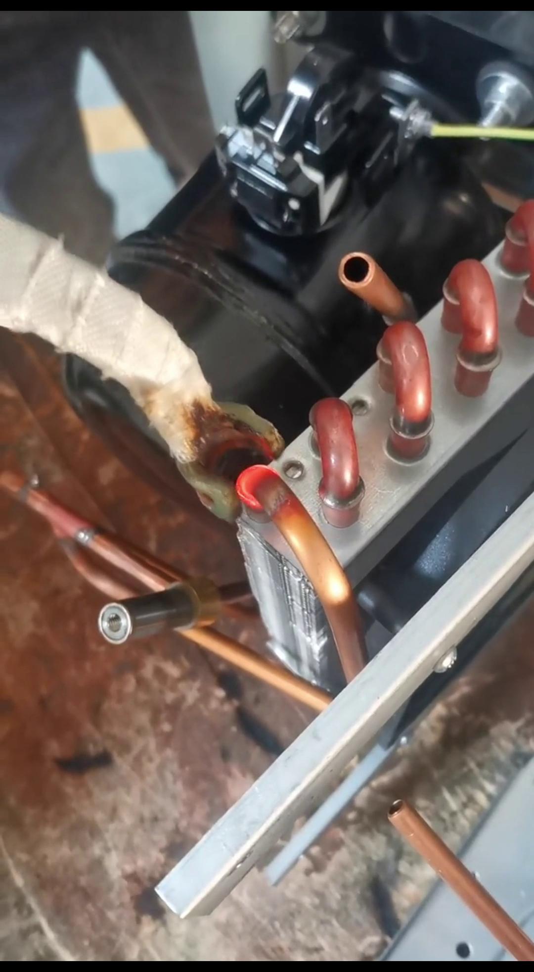 手持式高頻焊接機(jī)-制冷行業(yè)冰箱空調(diào)散熱器生產(chǎn)線銅管焊接