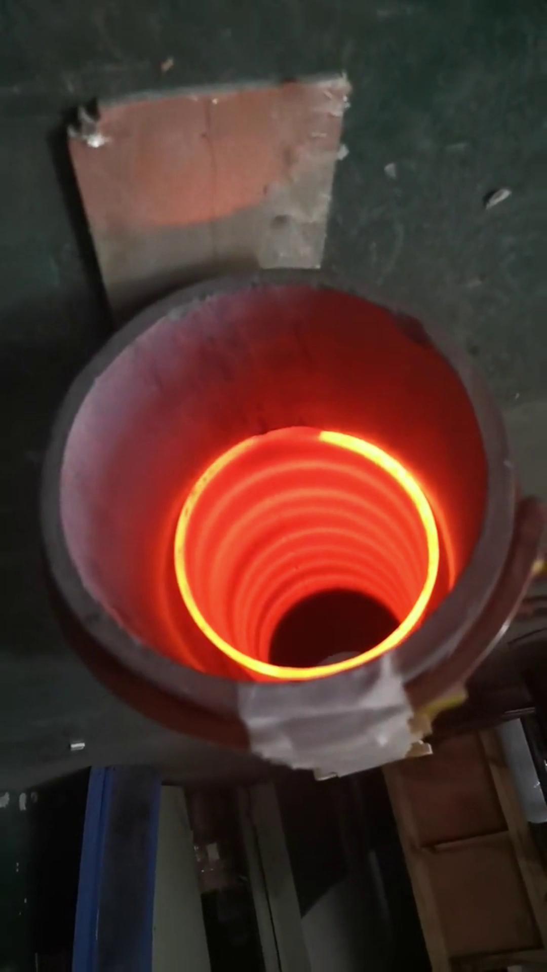 中頻感應加熱設備加熱直徑159mm,壁厚6mm鋼管退火450mm,40秒紅透至800度