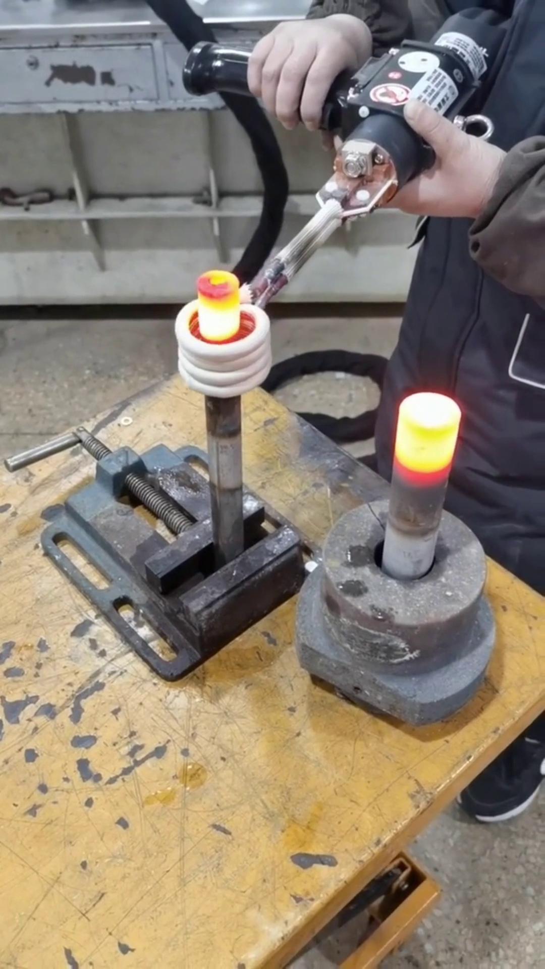 加熱金屬熱拆.熱裝.焊接。手拿操作,方便快捷這樣的設備您覺得怎么樣呢?手持式高頻機