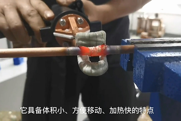 手持式高頻焊接機(jī),比傳統(tǒng)的氣焊火焊更加簡單,插電就可以用