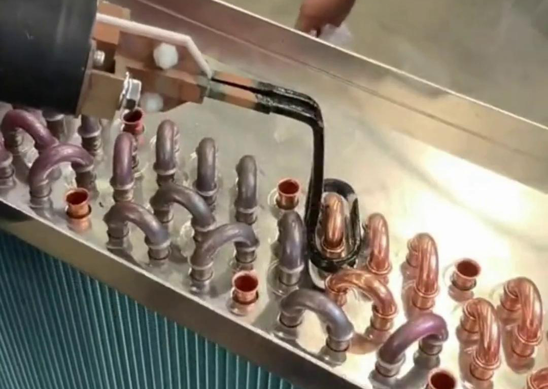 高頻自動(dòng)化釬焊設(shè)備是一種高效、高質(zhì)量的焊接設(shè)備，具有廣泛的應(yīng)用前景和市場(chǎng)需求