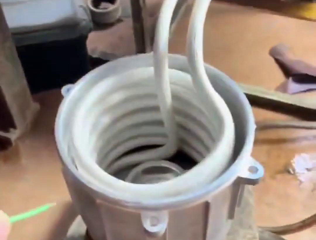 采用高頻感應加熱技術的熱套機用于電機制造和維修領域