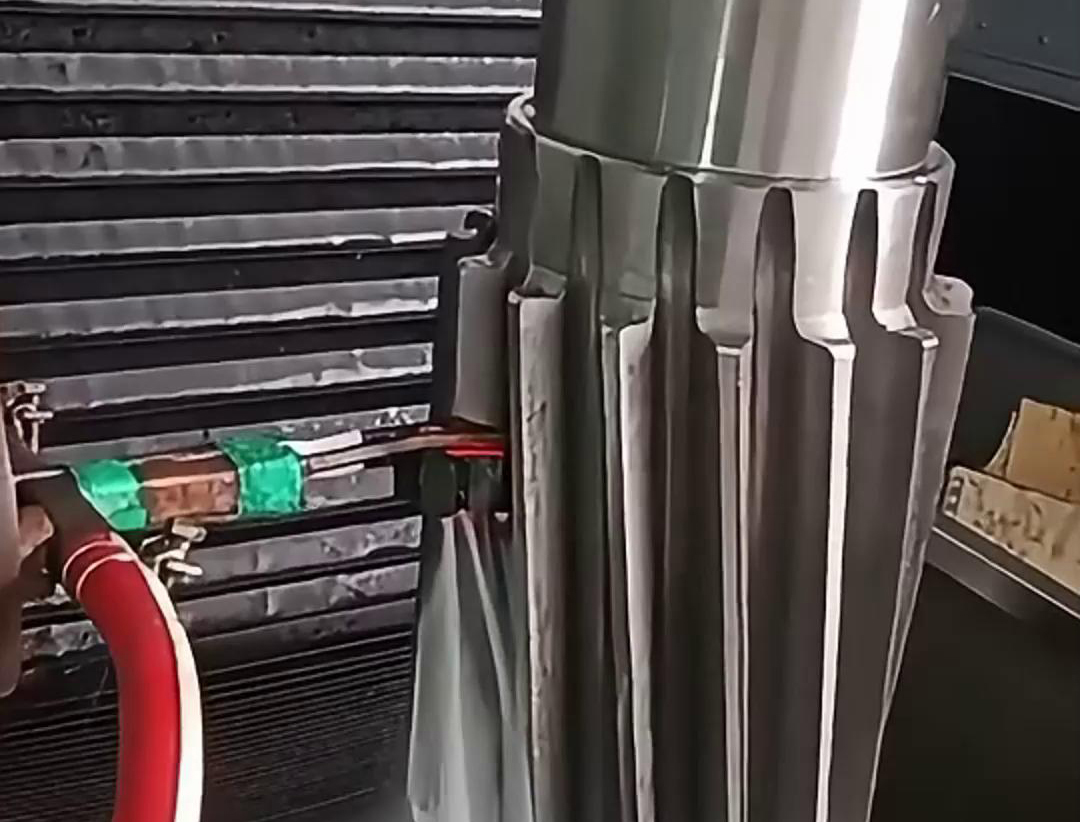 花鍵軸自動(dòng)化高頻淬火技術(shù)是一種高效、環(huán)保的金屬熱處理技術(shù)，具有廣泛的應(yīng)用前景