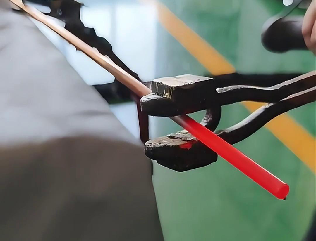 手持式高頻加熱機(jī)適用于感應(yīng)焊接釬焊，加熱淬火、回火和熱處理