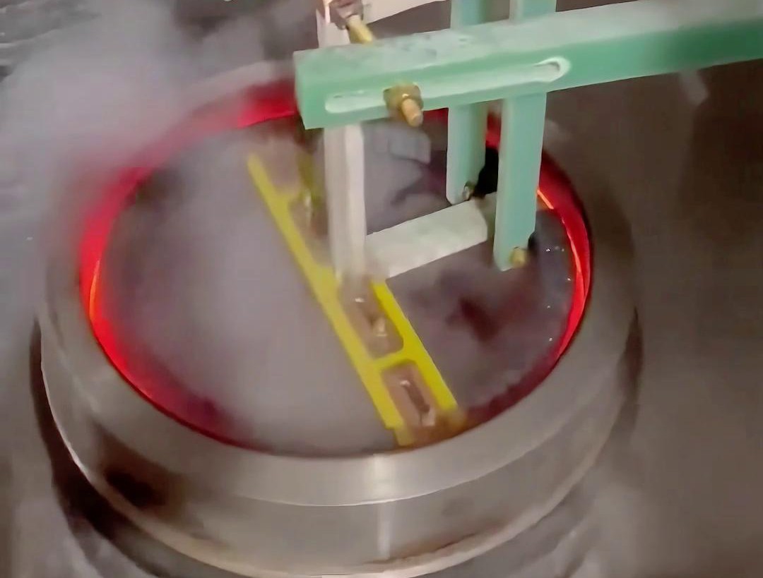 高頻淬火機床是進(jìn)行金屬內(nèi)壁淬火、內(nèi)孔淬火等淬火處理的工具。