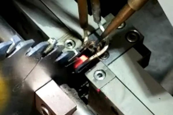 高頻焊接機在鋸齒修復、合金刀片焊接、熱裝熱拆等方面都有著廣泛的應用