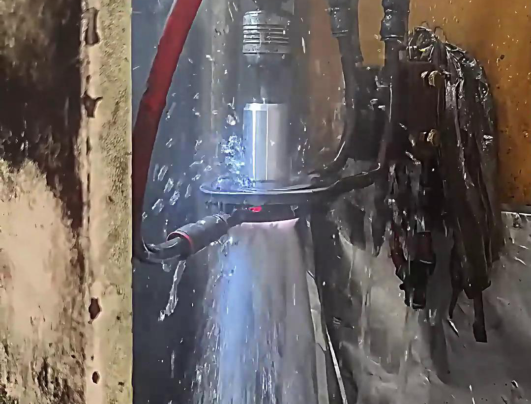 中頻淬火機(jī)床是一種高效、精確、可靠的軸淬火設(shè)備，適用于各類軸類工件的淬火熱處理