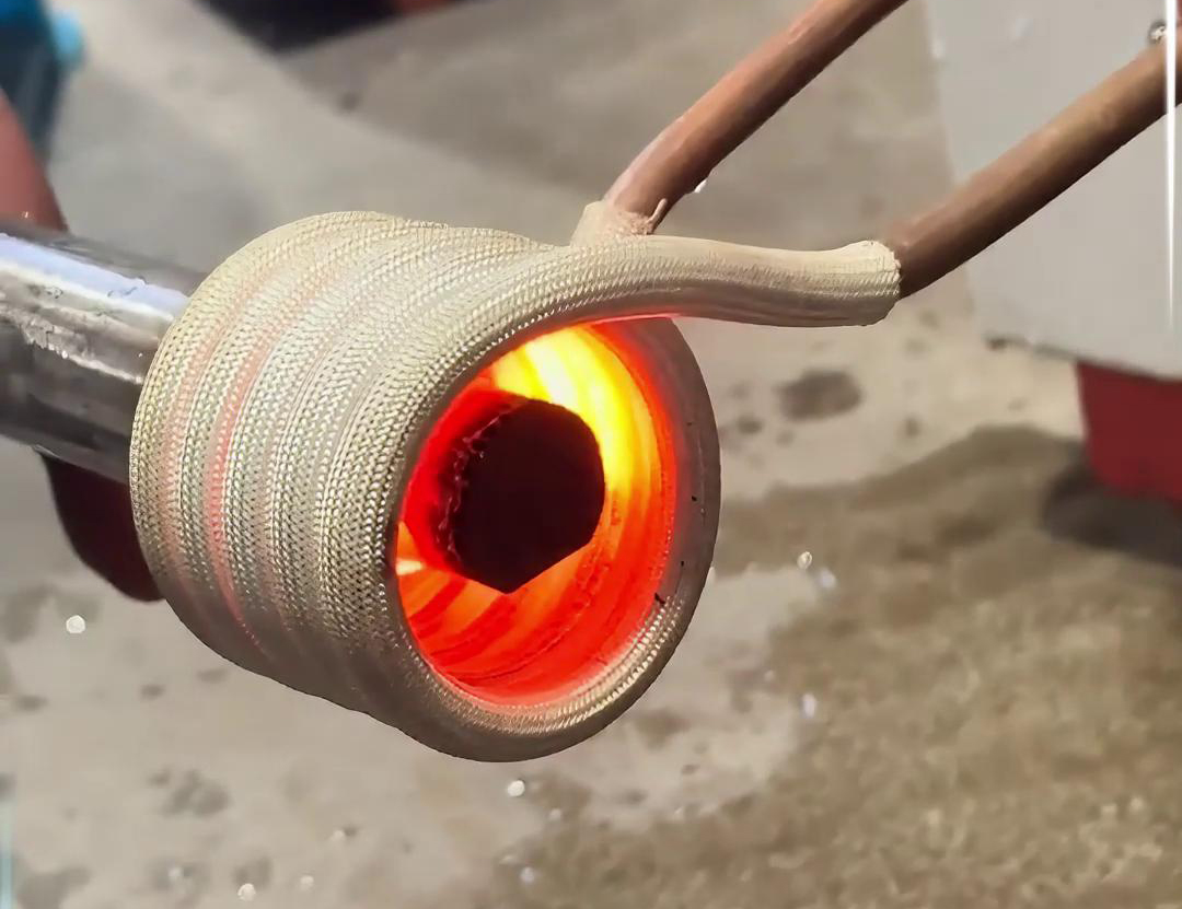 高頻感應加熱機在加熱棒料方面展現出了顯著的優勢