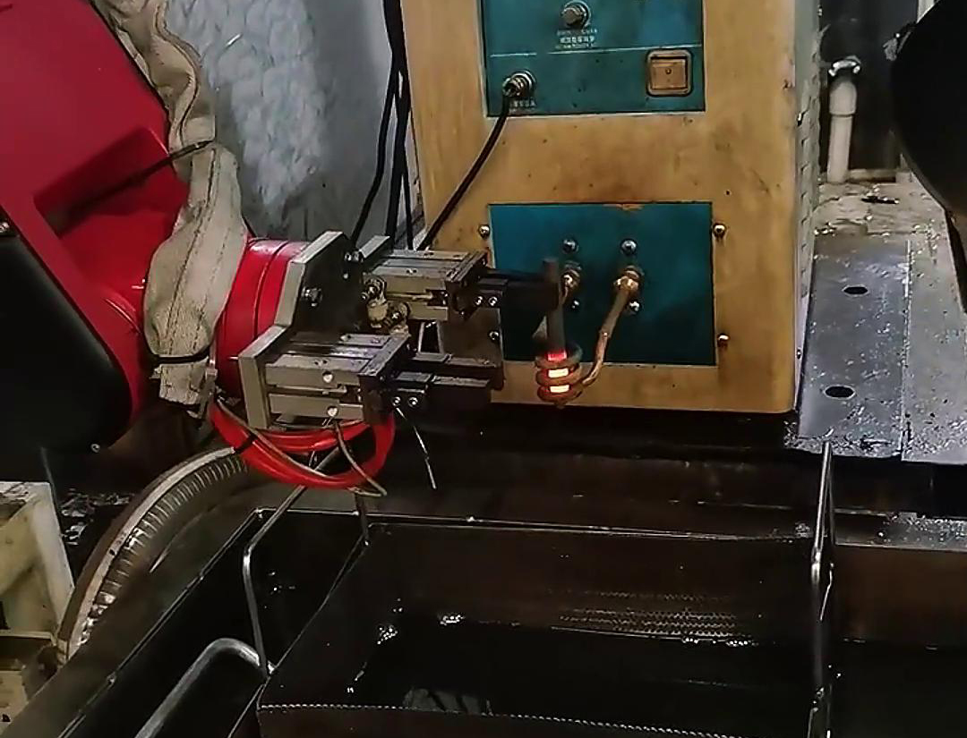 高頻淬火機與機械手：開啟小棒料自動化淬火熱處理新篇