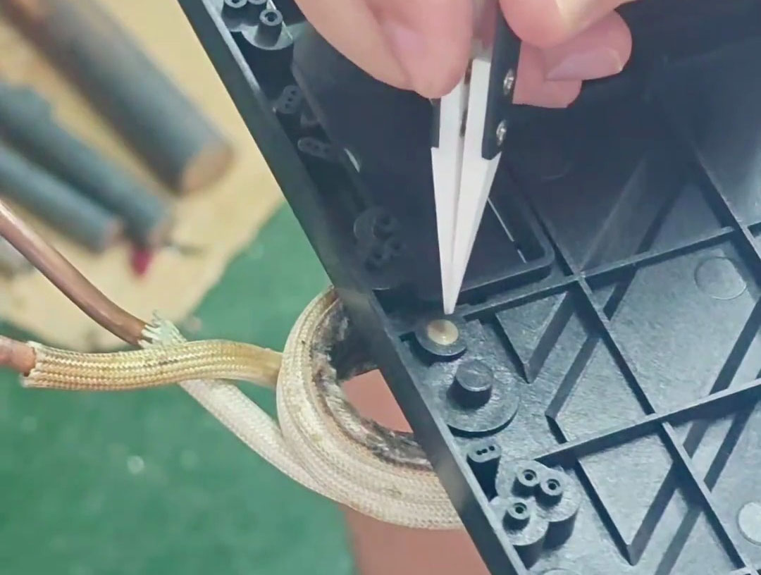 高頻加熱無明火：可燃環境下螺絲快速熱拆技術解析