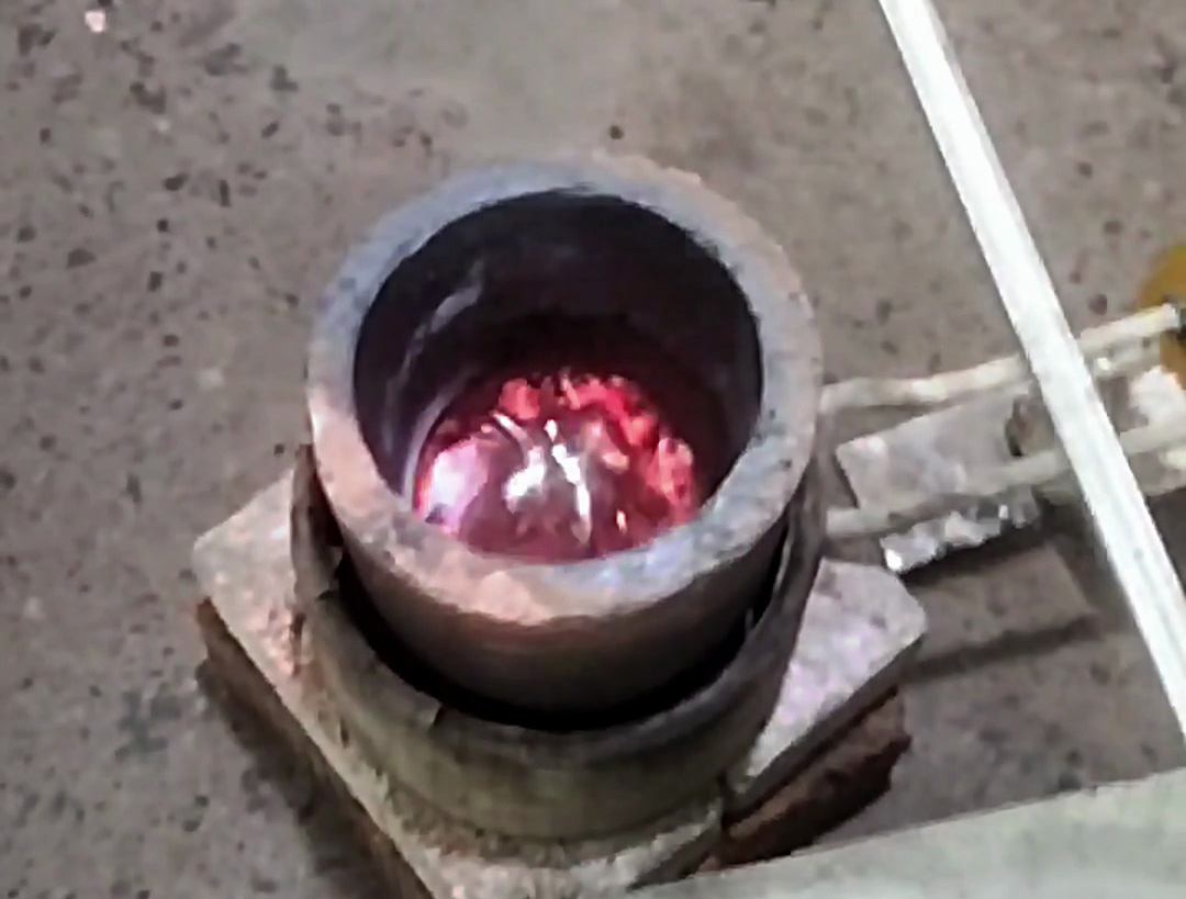 小型中頻熔鋁爐：紅外溫控精準控溫，700℃恒溫熔鋁解決方案