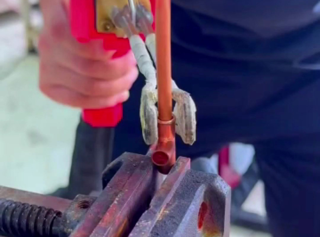 海拓手持式高頻焊機：制冷設備銅管焊接神器！快亮牢省，告別氣焊黑煙酸洗！