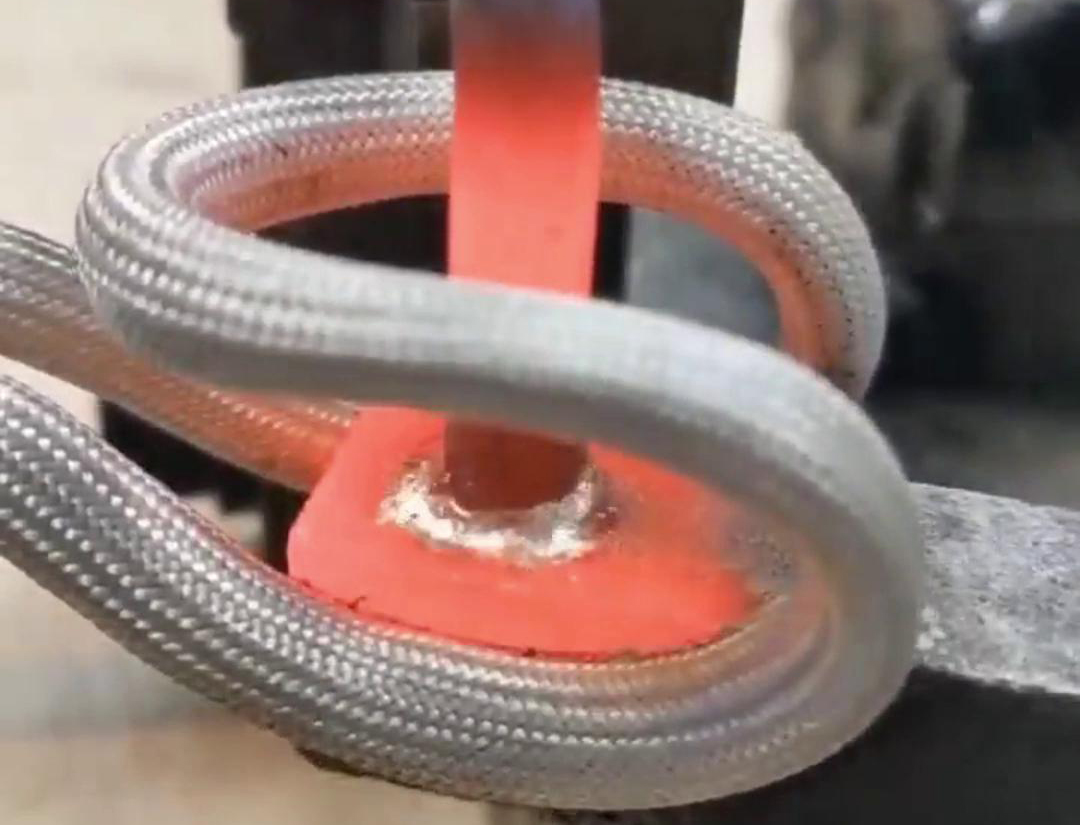 手持式高頻焊接機是一種便攜式的焊接設備，適用于多種材料的焊接，包括不銹鋼、銅、鋁