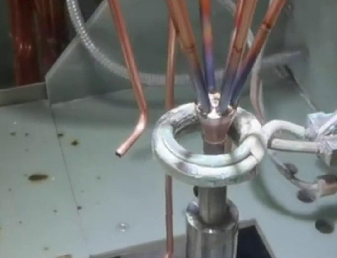 高頻焊機在焊接銅管時，需要特別關注焊接參數的選擇、焊接過程的控制以及焊接后的處理，以確保焊接質量和銅管的性能