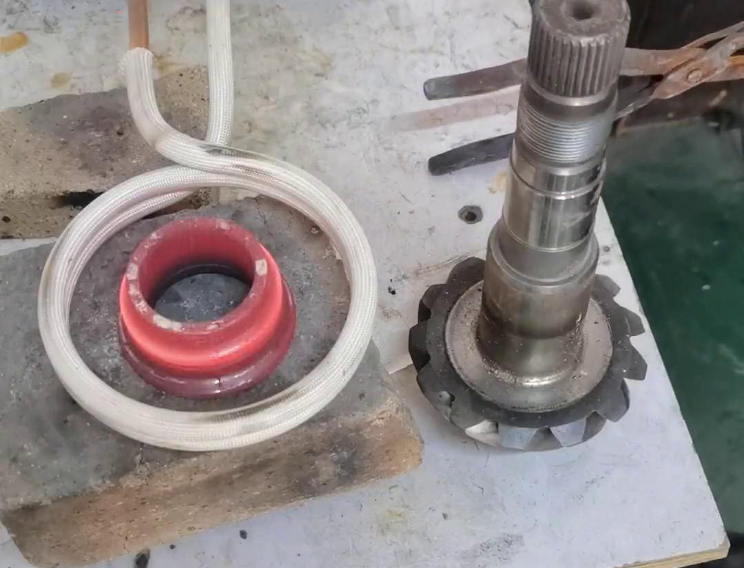 軸承裝配，常溫下 ，怎么也裝不進(jìn)去 ，采用高頻加熱機(jī)均勻加熱，瞬間裝配好