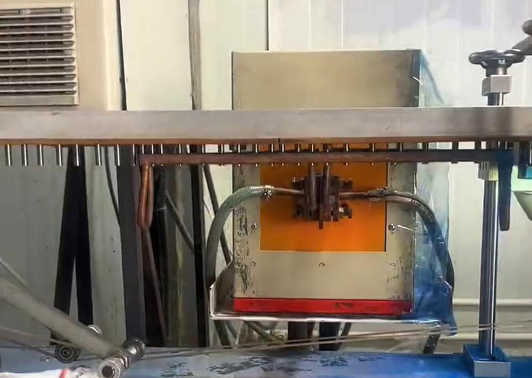 通過振動盤自動化上料到輸送帶，然后高頻電源對要加熱的工件進行局部加熱，根據工藝要求直接經過容器 ，讓其局部覆蓋一層涂料