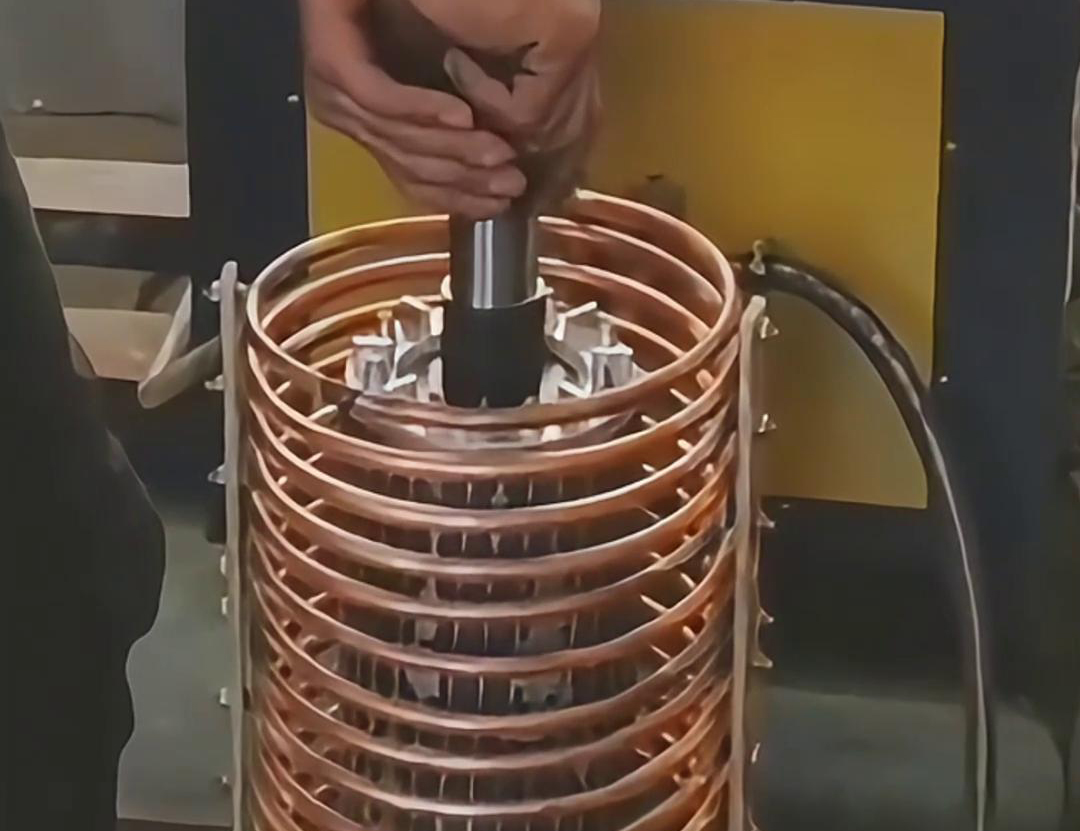 利用高頻電源控制電流對轉子進行快速加熱，使其膨脹，然后將其裝配到定子中