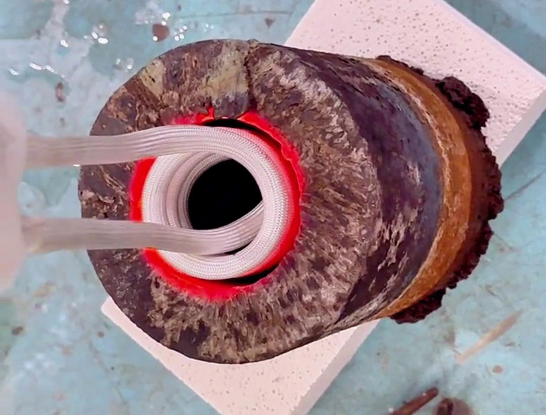 高頻內(nèi)孔加熱主要應(yīng)用于工件的淬火過(guò)程，使內(nèi)孔表面在短時(shí)間內(nèi)達(dá)到較高的溫度，以實(shí)現(xiàn)淬火效果