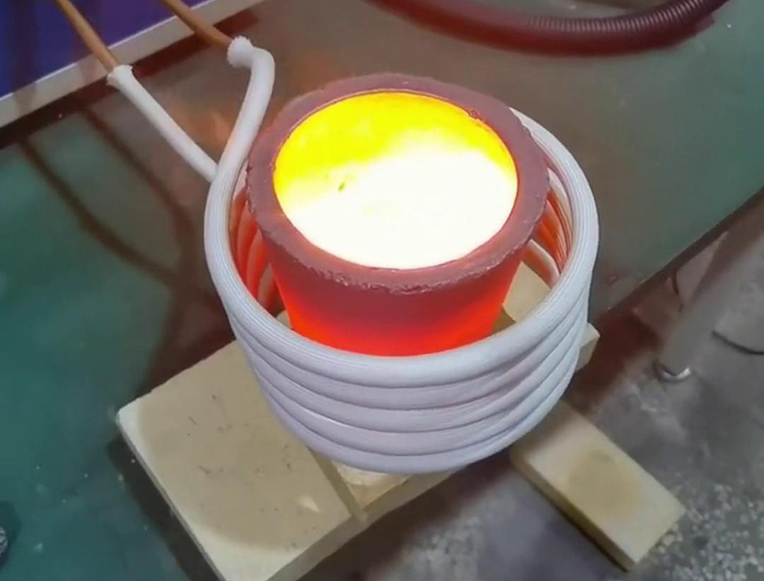 小型高頻熔鋁爐是一種高效、節(jié)能的熔煉設備，適用于鋁合金的快速熔化。