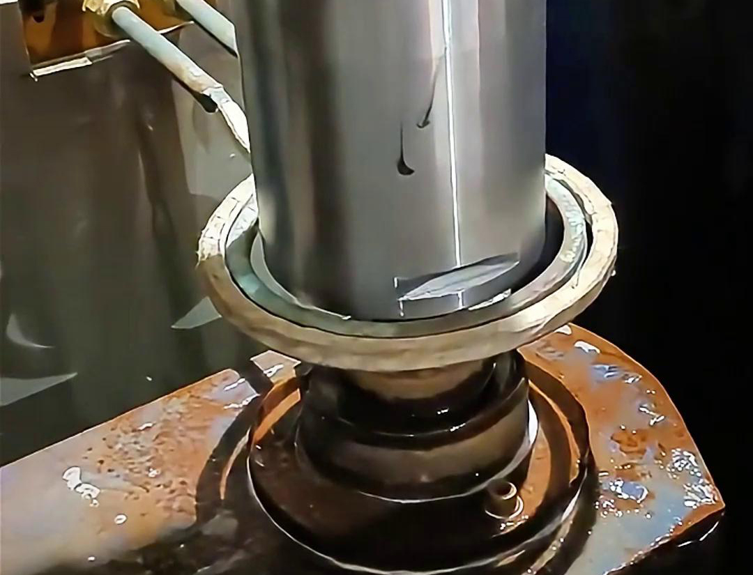 高頻淬火機(jī)床具有多個(gè)顯著的優(yōu)點(diǎn)，淬火速度快，通常只需幾秒鐘即可完成淬火過(guò)程