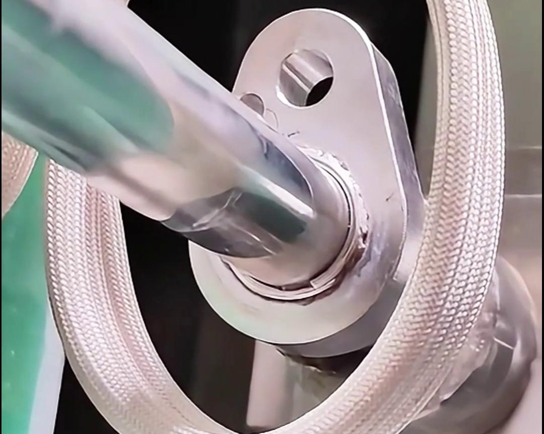 鋁件鋁管高頻焊接具有焊接速度快、焊縫美觀、生產(chǎn)效率高等優(yōu)點(diǎn)