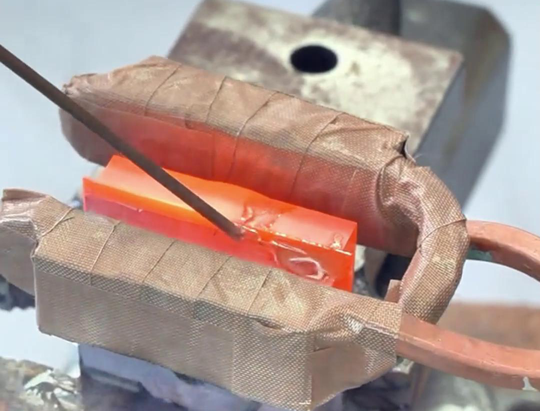 高頻焊接機(jī) 采用高頻振蕩技術(shù),可以實(shí)現(xiàn)快速、高效的銅板焊接