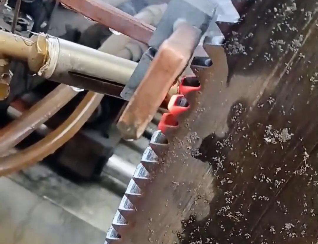 大型圓盤鋸齒是如何淬火?利用高頻淬火機