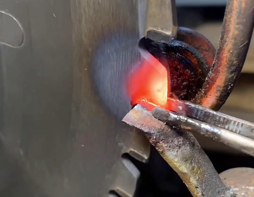 你知道鋸片鋸齒上的合金是怎么焊接上去的嗎？用高頻焊機啊