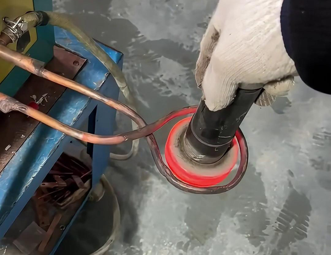 超音頻感應加熱設備是一種對金屬工件進行感應加熱，以進行表面淬火、退火等熱處理的設備。