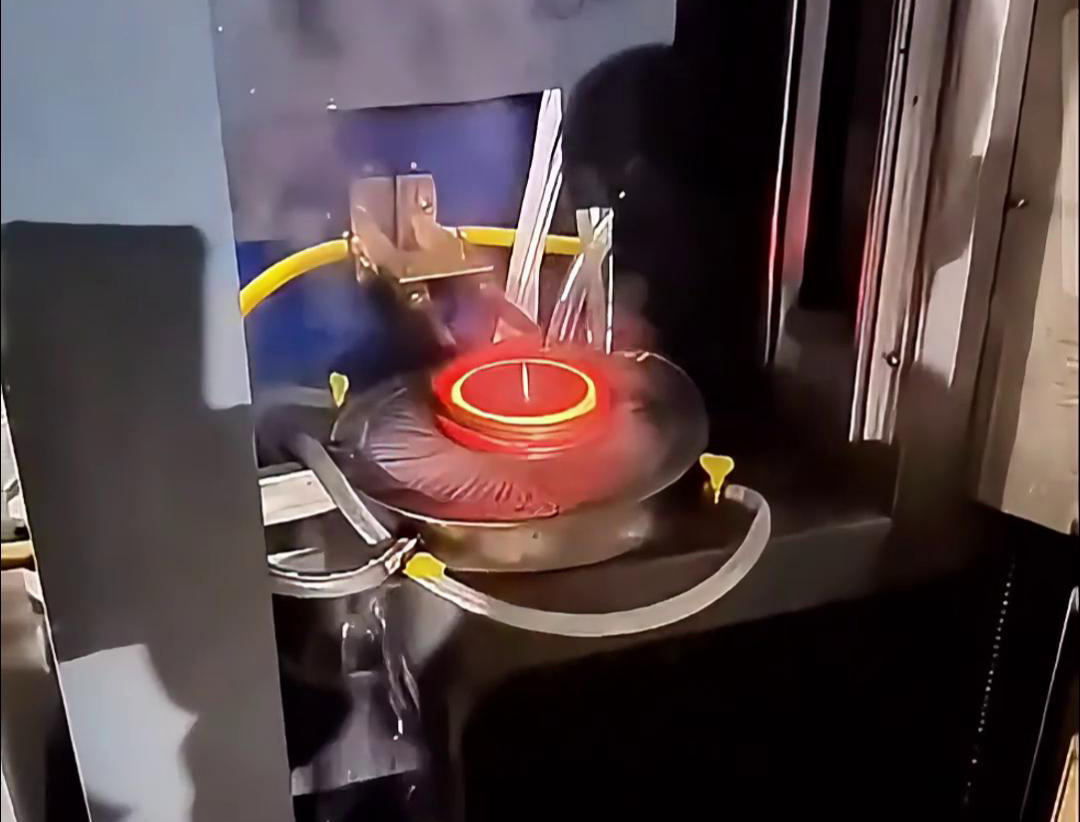 將齒輪放入高頻淬火機的感應(yīng)器內(nèi),通過高頻感應(yīng)加熱技術(shù)將齒輪表面加熱至淬火溫度