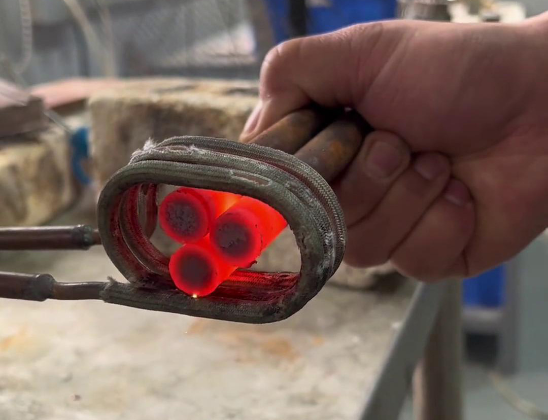 高頻感應加熱機，可以對一根棒料進行加熱，也可以對多根棒料同時加熱