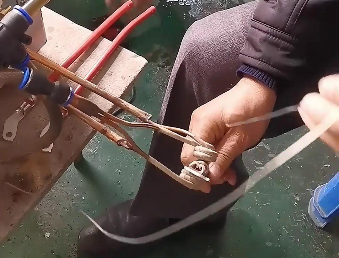 新能源線束端子錫焊用高頻焊機(jī)，提高線束端子的耐腐蝕性，延長(zhǎng)其使用壽命